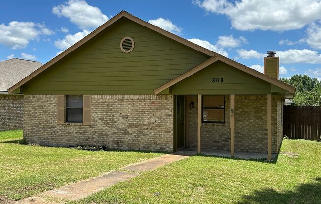 3 bed/2 bath home walking distance to Wolf Pen Creek Park!