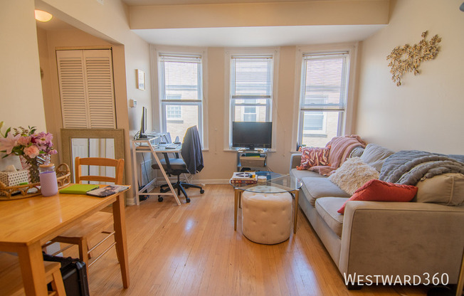 4240 N CLARENDON