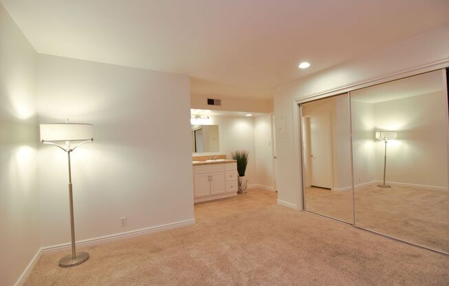 1 bed, 1 bath, $2,000, Unit C24