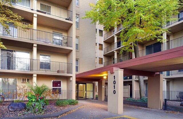 Courtyard View at Knollwood Towers West  Apartments, Hopkins