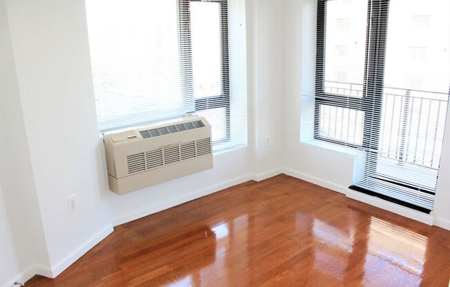 2 beds, 1 bath, 858 sqft, $4,400