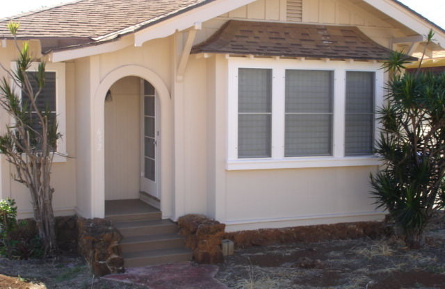 Charming 3 bedroom, 1 bath house with garage in Kaimuki!