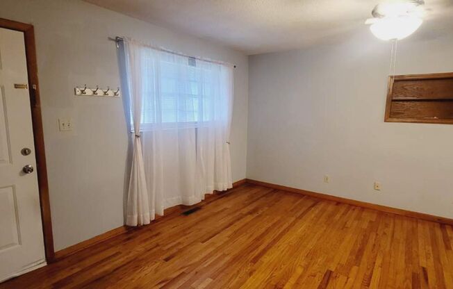 MIDTOWN 2/1 w/ Wood Floors! Lawn Maintenance Included. Walk to Lake Ella! $1025/month Avail NOW!