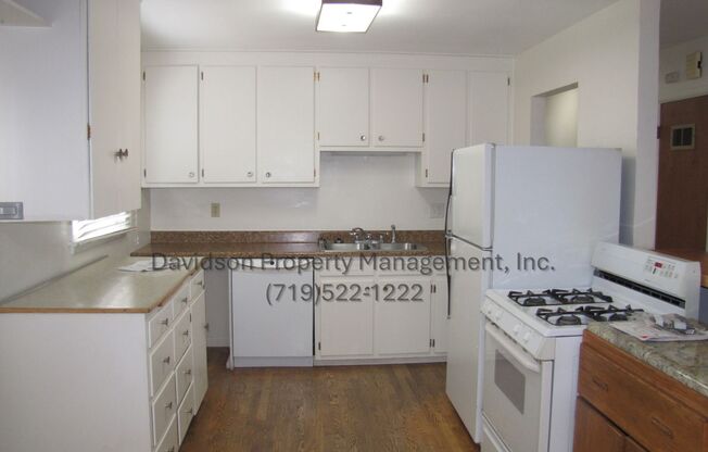 Charming Rancher in Central Colorado Springs