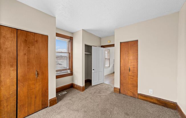 3 beds, 2 baths, $1,300, Unit Upper Unit