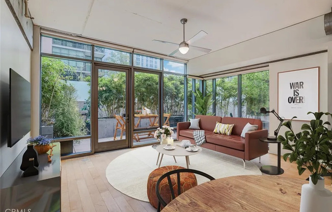 1 bed, 1 bath, 860 sqft, $3,000