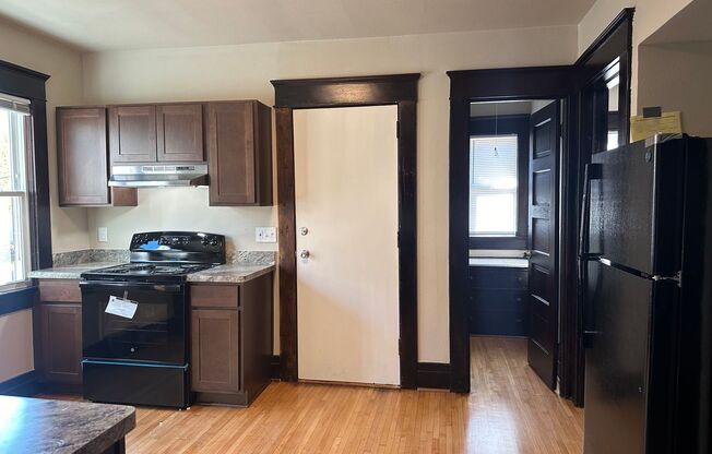 3 beds, 1 bath, 1,231 sqft, $895, Unit 2623 - Lower