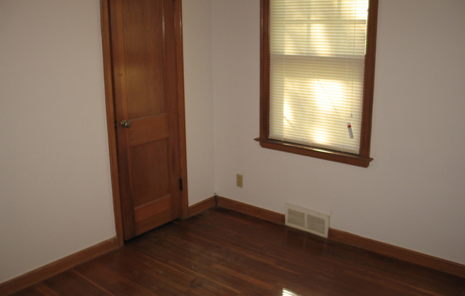 2 beds, 1 bath, $1,095