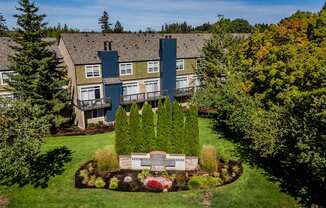 Welcome to The Colonnade Luxury Townhome Apartments