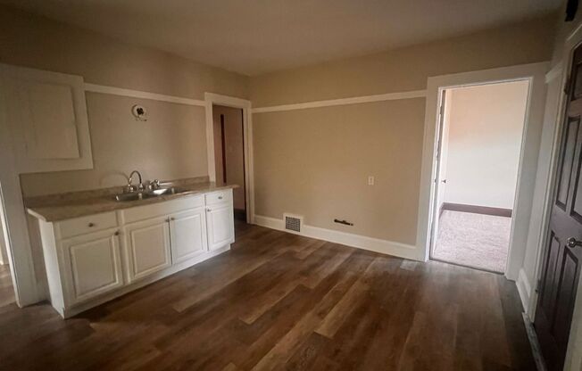 3 beds, 1 bath, 1,409 sqft, $1,250, Unit Upper