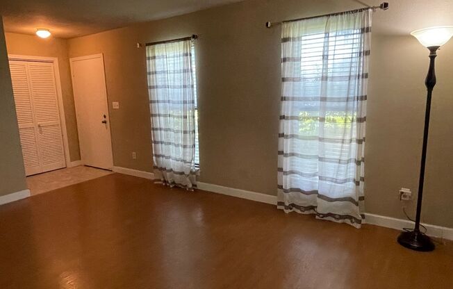 MOVE IN SPECIAL $250 OFF FIRST MONTH'S RENT. TOWN SOUTH ESTATES NICE TOWNHOUSE*3/2.5*