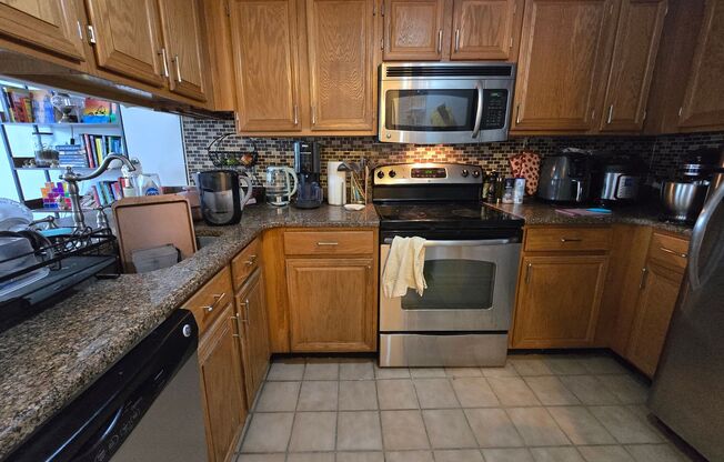 DELIGHTFUL OLDE CITY ONE BEDROOM APARTMENT - JULY 10