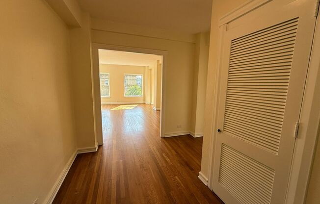 1 bed, 1 bath, 572 sqft, $1,510, Unit Old King Edward 21