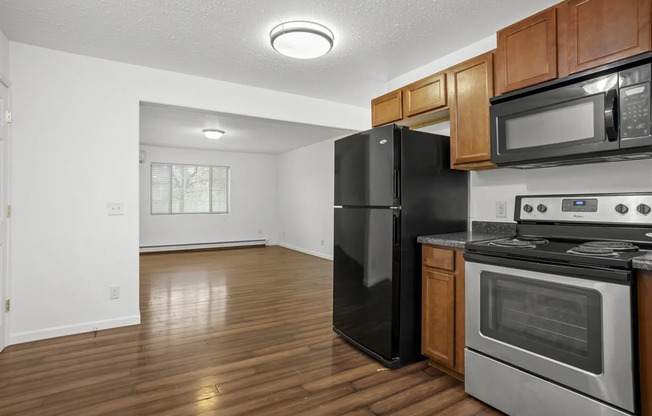 2 beds, 1 bath, $695, Unit 3