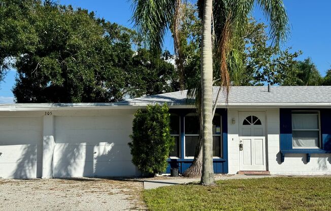 2/2 with Fenced Yard, Garage and Laundry, Available Now!