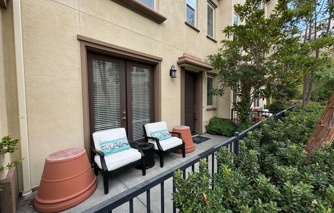 Fully Furnished 2 bed, 3 bath Townhouse in Gated Community!