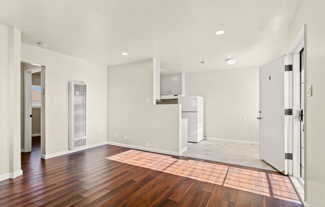 Remodeled 2BR Oakland Apartment w/ Parking & Utilities Included
