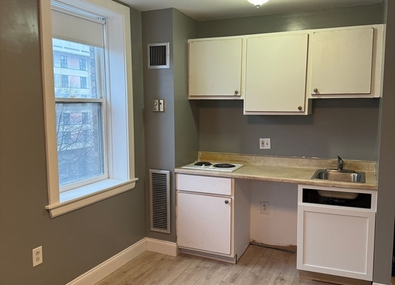 Studio, 1 bath, 190 sqft, $2,200, Unit 42