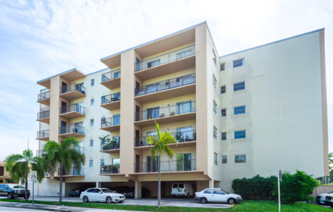 Casa Linda Apartments-3300 S Dixie Hwy