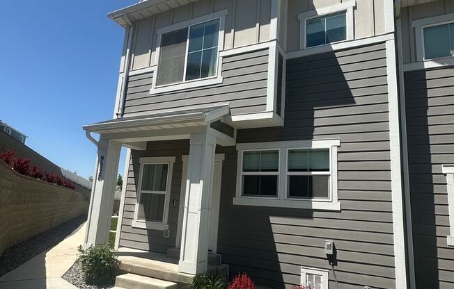 GORGEOUS EAGLE MOUNTAIN TOWNHOME!!!