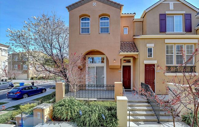 PRIME CORNER HOME NEAR TRAILS LIGHT-FILLED LAYOUT | EASY ACCESS