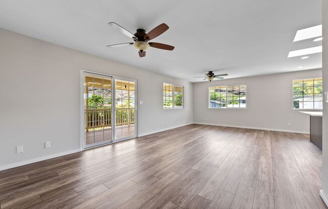 6 BED/3 BATH HOME in KULIOUOU VALLEY! Renovated with HUGE Backyard - Pet Friendly!!