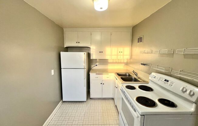 1 bed, 1 bath, $1,095, Unit 3709 Jones Street-Unit 3