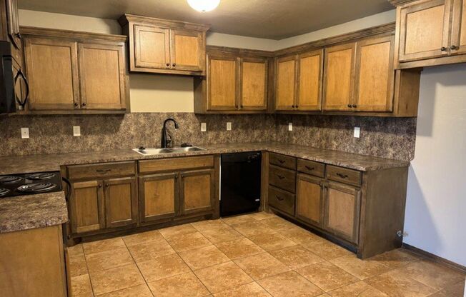 3 bed 2 bath duplex in Chickasha! Ready for move in