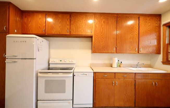 2 beds, 1 bath, 750 sqft, $2,453, Unit Eastside 2 BR duplex with private patio/dog run. Fully furnished. Flexible lease.