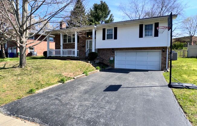 Beautiful House in Tates Creek! 4 BR, 2.5 Baths, Garage, Finished Basement; on a Cul-de-sac