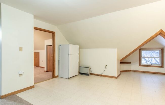 2 beds, 1 bath, $970, Unit Unit 4