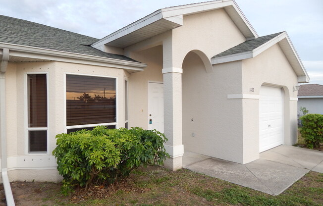 2 Bedroom 2 Bath Short Term Furnished Cape Coral Duplex with garage and Screened in Lanai