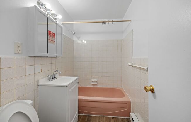 1 bed, 1 bath, 760 sqft, $1,000, Unit H5 (1BR)