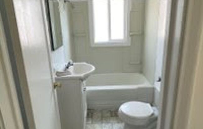 2 beds, 1 bath, 1,077 sqft, $1,250, Unit 380 N 200 E