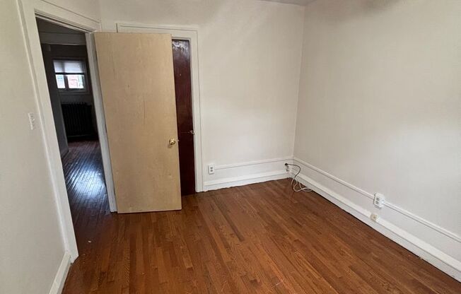 3 beds, 1 bath, $1,000, Unit 291