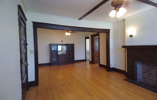 2 beds, 1 bath, $1,250, Unit 2125 E Kenwood Blvd N, Milwaukee, WI 53211
