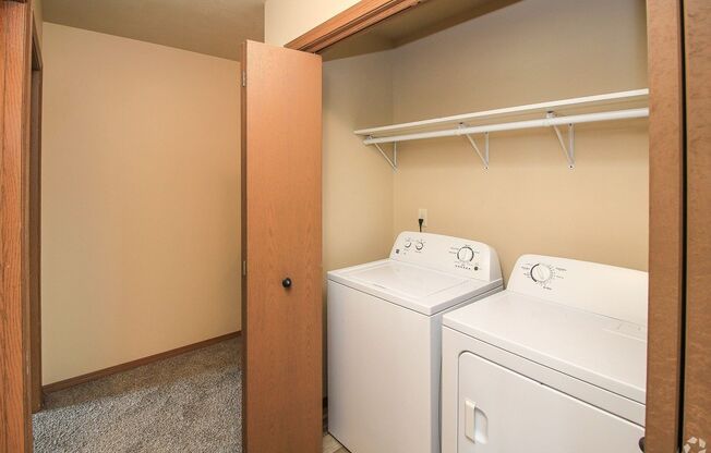 3 beds, 2.5 baths, 1,260 sqft, $1,640, Unit 6800-04