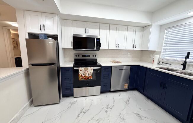 2/2 STUNNING SEASONAL RENTAL IN SUNNY N. FT. MYERS, FL