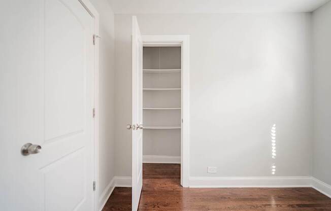 Bedroom Closet 7357-2S