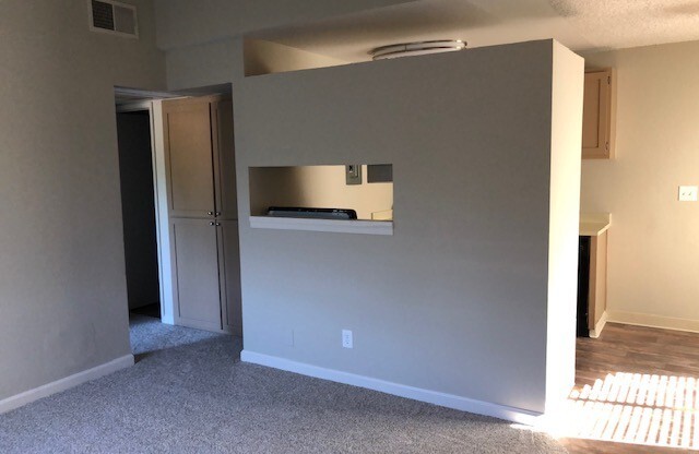 2 beds, 1 bath, $1,595, Unit 07