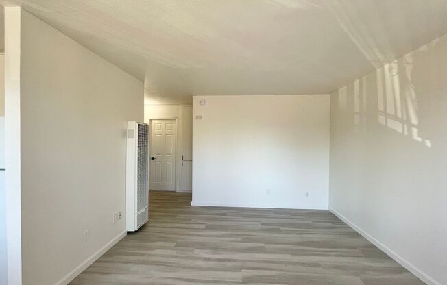 2 beds, 1 bath, 700 sqft, $1,946, Unit 545-1054