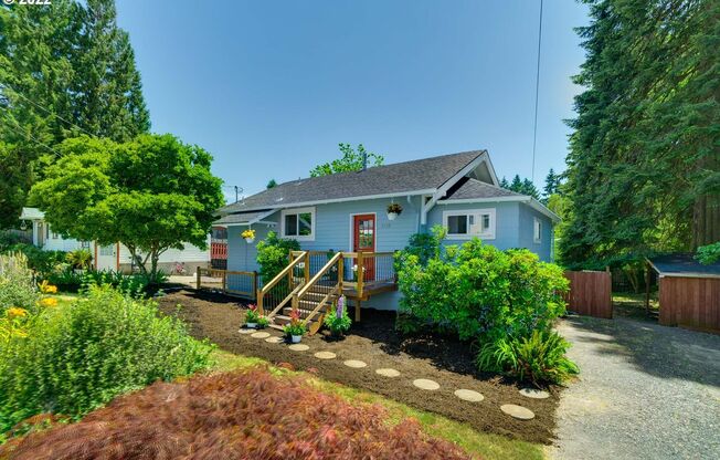 SE Portland 2Bd 1Ba Modern Cottage -  Brentwood-Darlington Neighborhood - Washer/Dryer, Off Street Parking, Large Yard!