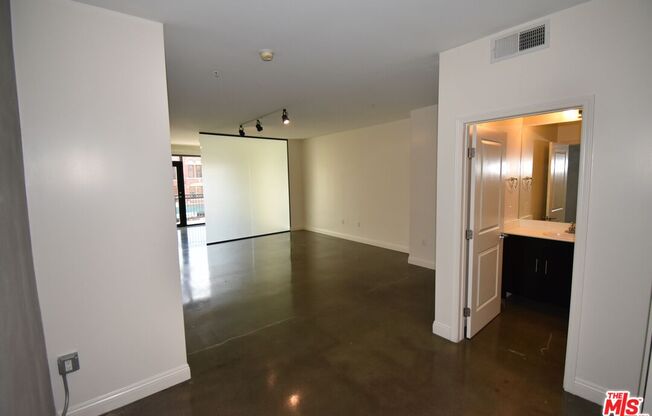 Studio, 1 bath, 800 sqft, $1,600, Unit 206