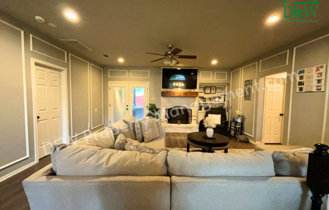 Spacious 4-Bedroom Home with Modern Kitchen, Dual Living Areas & Great Outdoor Space in Grapevine!