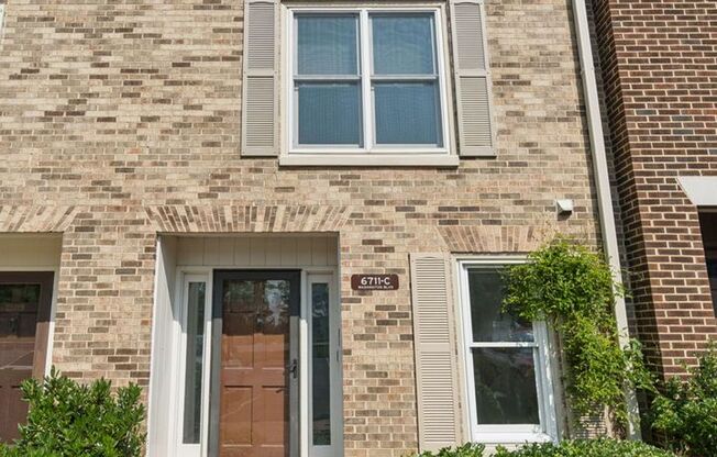 Wonderful, 4 level Arlington Brick townhome!