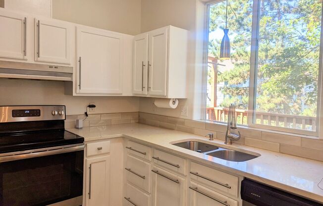 Beautiful Beaverton Townhouse Available Now!
