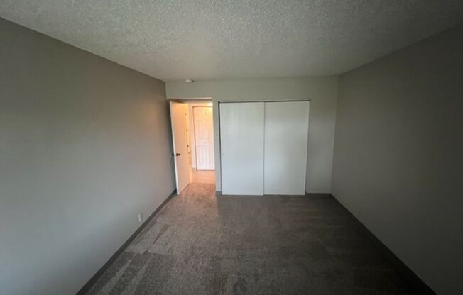 2 beds, 1 bath, $1,045, Unit 2609IRE