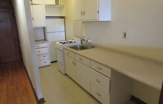 Studio, 1 bath, 450 sqft, $1,140, Unit Unit #C