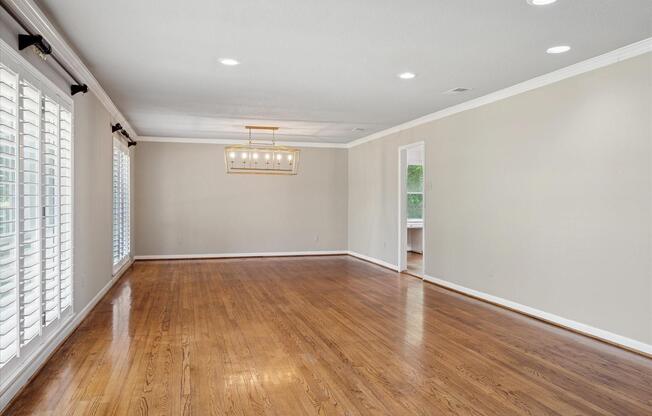 6441 LINDEN LN