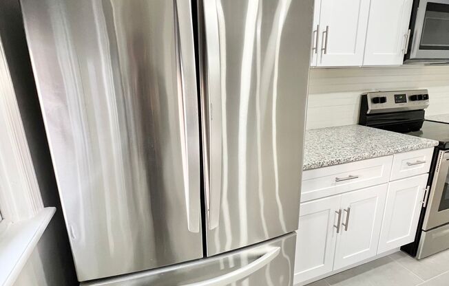 2 beds, 1 bath, $1,515, Unit 451 Frizzell Avenue Unit D R